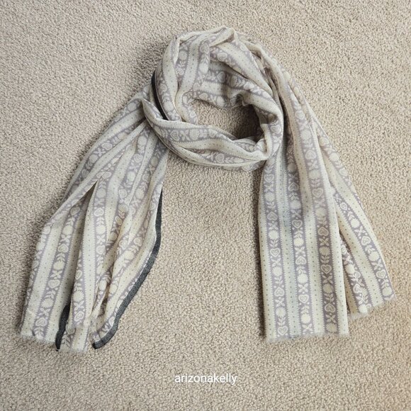 Kadhi and Co. Wool Scarf Lightweight *SMALL HOLE* - Picture 2 of 16